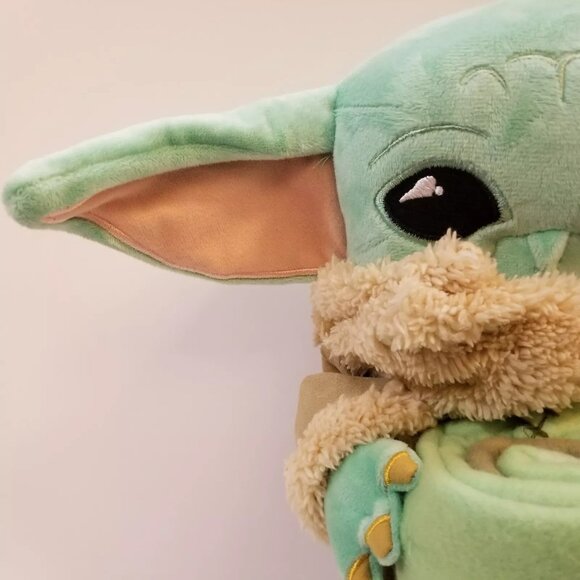 Star Wars Disney Character (Grogu) And Throw Set - NWT - Picture 2 of 4
